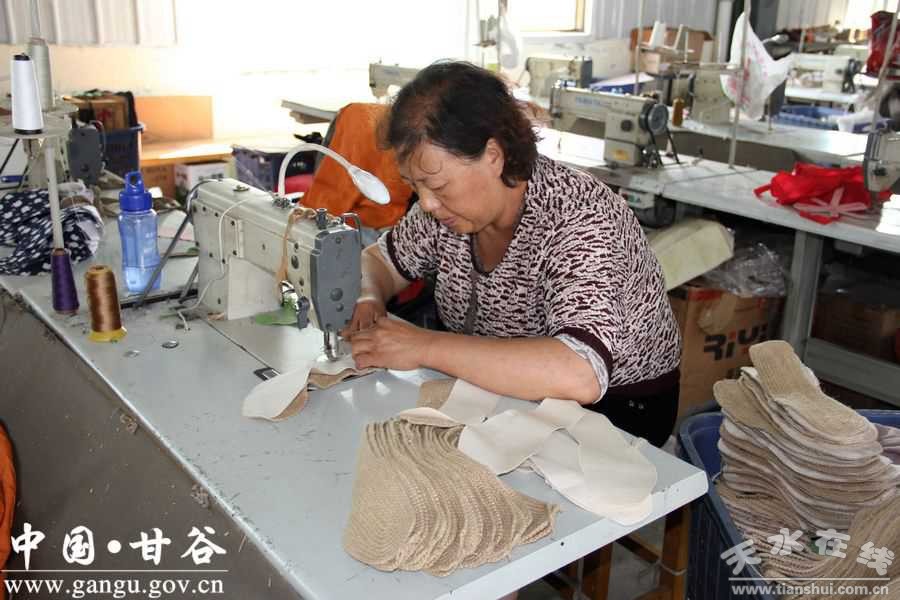甘谷小麻鞋大步出國門(組圖)——繡花加工，非遺走出致富路